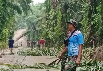 Personil TMMD Bersama Warga Bergotongroyong Bersihkan Area Badan Jalan.