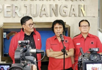 Wasekjen PDIP Adian Napitupulu saat memberikan keterangan pers di Jakarta, Senin (19/8)