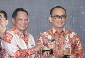 Mendagri Tito Karnavian saat memberikan penghargaan kepada PJ Gubernur Sulsel Prof Zudan Arif Fakhrulah 