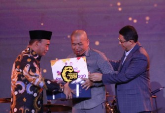 Menko PMK Muhadjir Effendy (kiri) bersama Kepala BNPB Letjen TNI Suharyanto (kanan) menyerahkan trofi Penganugerahan Tokoh Inspiratif Tangguh Awards 2024 BNPB kepada Boy Tri Harjanto di Jakarta, Sabtu (21/9).