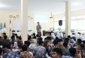 Petugas MCAP memberikan sosialisasi terkait penggunaan internet sehat dan aman di Sekolah Menengah Pertama Negeri (SMPN) 5 Depok, Kelurahan Beji Timur, Kecamatan Beji, Selasa (05/11/24).