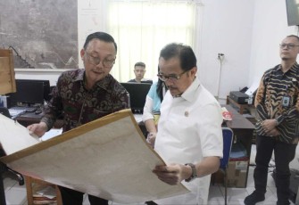 Ka BPN Kota Palangka Raya Indra Gunawan saat menjelaskan kepada anggota DPD RI Teras Narang