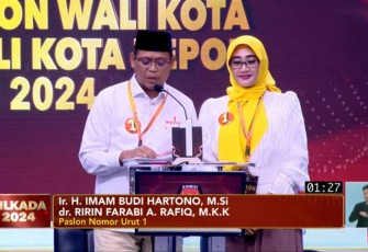 Paslon Imam-Ririn dalam debat pilkada Walikota Depok 2024, Kamis (14/11)