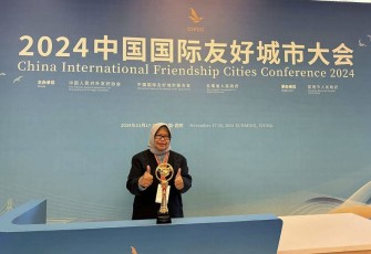 Inspektur Provinsi Jabar Eni Rohyani usai menerima penghargaan di CIFCC 2024 di Kunming, China, Selasa (19/11)