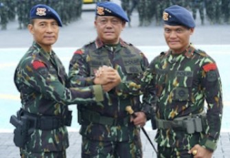 Dankor Brimob Polri Komjen Pol Drs Imam Widodo foto bersama usai sertijab, di Mako Brimob Kelapa Dua Depok, Sabtu (23/11)