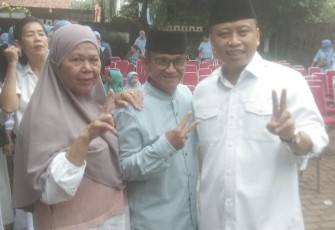 Supian Suri bersama H. Zarkasih Hasan dan ibu saat acara ramah tamah 