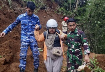 Personel Lanud Husein Sastranegara evakuasi warga korban longsor di Kabupaten Cianjur, Kamis (5/12)