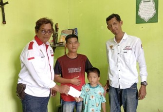 Ketua JPKPN DPC Kota Depok, Muhamad Antonius SH., tali asih adik Davin Ramadhan Putra Nawi, Kamis (26/12)