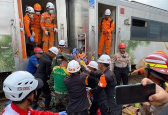 Prajurit Yonif 330/Tri Dharma Sigap Bantu Evakuasi Korban Kecelakaan Kereta Api