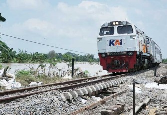 Jalur antara stasiun Gubug-Karangjati yang terimbas banjir sudah bisa dilalui kereta api meski dengan kecepatan terbatas.