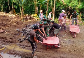 Warga Bercucuran Keringat di Hadapan TNI di Bukit Talas, Dusun Bukit Catu, Desa Selumbung, Kec. Manggis, Kab. Karangasem, Sabtu (17/02/2024).