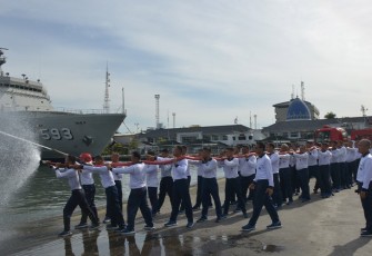 Prajurit Kolinlamil saat Latihan Penanggulangan Kebakaran