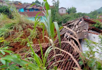 Salah satu rumah warga di Kampung Batuhilir, Desa Sekarwangi, Kecamatan Cibadak, Kabupaten Sukabumi, Provinsi Jawa Barat mengalami rusak berat akibat diterjang tanah longsor, Rabu (24/1) pagi.