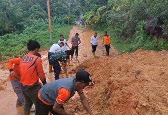Personel Lanudal Matak Bersama Masyarakat saat Buka Akses Jalan Tertutup Tanah Longsor