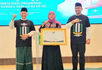 PWNU Jatim Beri Penghargaan Best Devotion ke Khofifah 
