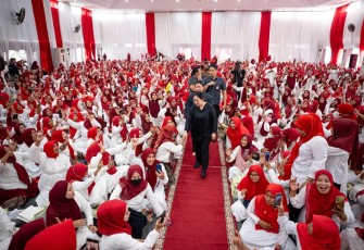 Ketua DPR RI Puan Maharani saat menyapa ibu-ibu PKK (Pembinaan Kesejahteraan keluarga) di Kabupaten Sumenep, Madura, Jawa Timur, Senin (22/1/2024). 
