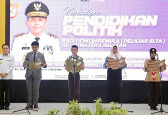 Pj Gubernur Agus Fatoni Beri Motivasi Pemilih Pemula dalam kegiatan ‘Pendidikan Politik Pemilih Pemula bagi Pelajar Sekolah Lanjutan Tingkat Atas (SLTA) Se-Sumsel di Gedung Asrama Haji Palembang, Sumatera Selatan, Kamis (18/1/2024).
