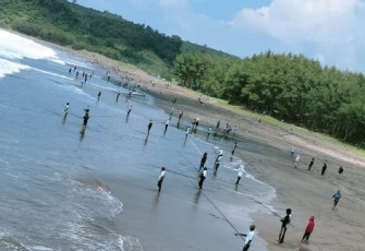 Ribuan Warga Ikut Mancing di Pantai Pasur Kecamatan Bakung Kabupaten Blitar