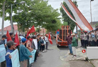 KMPPB Blitar Saat Unras di Depan Kantor KPU Kota Blitar