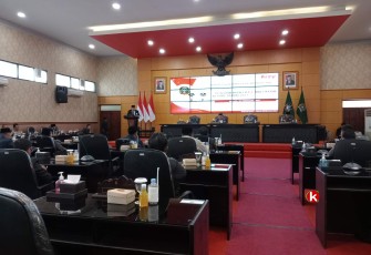 Walikota Blitar Santoso Sampaikan LKPJ Walikota Blitar Tahun 2023 di Forum Sidang Paripurna DPRD Kota Blitar, Selasa 20 Februari 2024. (Foto : Faisal NR / Klikwarta.com)