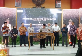 Walikota Blitar Santoso Saat Tandatangani Berita Acara Musrenbang RKPD Kota Blitar Tahun 2025 (Foto : Faisal NR / Klikwarta.com)