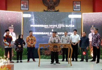 Ketua DPRD Kota Blitar Syahrul Alim Menandatangani Berita Acara Musrenbang RKPD Kota Blitar Tahun 2025 (Foto : Faisal NR / Klikwarta.com)