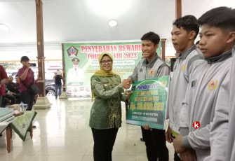 Secara Simbolis, Bupati Blitar Rini Syarifah Saat Serahkan Reward ke Atlet Peraih Medali di Porprov 8 Tahun 2023. (Foto : Faisal NR / Klikwarta.com)