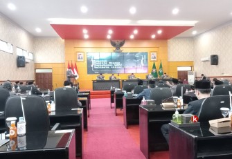 Prosesi Penyampaian Laporan Pansus Pembahas LKPJ Walikota Blitar tahun 2023 Terhadap LKPJ Walikota Blitar tahun 2023. (Foto : Faisal NR / Klikwarta.com)