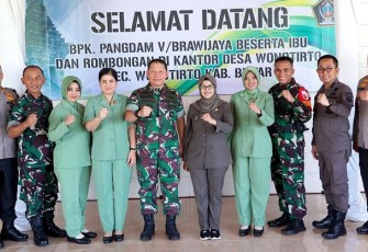 Pangdam V Brawijaya bersama Bupati Blitar Rini Syarifah di Acara Penutupan TMMD ke- 119 di Kecamatan Wonotirto.