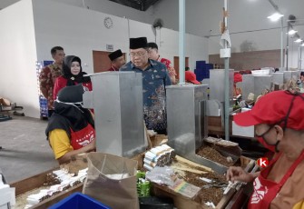 Walikota Blitar Santoso Meninjau Pekerja di Pabrik Rokok Sebelum Membagikan BLT DBHCHT (Foto : Faisal NR / Klikwarta.com)