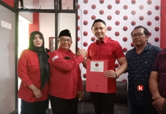 Hengki Kurniawan Saat Menerima Formulir Pendaftaran Bakal Calon Bupati Blitar di Kantor DPC PDIP Kabupaten Blitar Diterima Jajaran DPC Setempat (Foto : Faisal NR / Klikwarta.com)