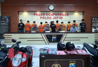 Wadirreskrimum, AKBP Pitter Yanottama didampingi Kabidhumas Polda Jatim Kombes Pol Dirmanto, saat Konfrensi Pers.