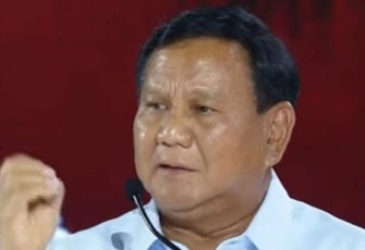 Capres RI nomor urut 2 Prabowo Subianto dalam debat ketiga KPU RI di Istora Senayan, Jakarta, Minggu (7/1/24) malam.