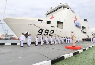 Menhan Prabowo saat Lepas Keberangkatan Kapal RS TNI KRI dr. Radjiman-992 di Dermaga Markas Komando Lintas Laut Militer (Kolinlamil), Jakarta, Kamis (18/1/2024), dalam rangka pengiriman bantuan kemanusiaan untuk Palestina.