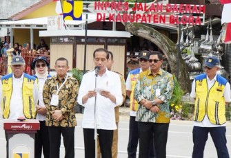 Presiden RI Ir H Joko Widodo didampingi Menteri PUPR Basuki Hadimuljono saat meresmikan 3 ruas jalan di Kabupaten Blora, Selasa (23/1/2024). 