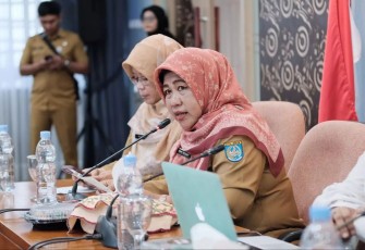 Pj Sekda Nina Suzana saat memberikan arahan pada Rakor Gugus Tugas Kota Layak Anak (KLA) Tahun 2024 di Aula Lantai 5, Balai Kota Depok, Senin (11/11/24)