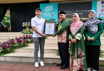 Wali Kota Depok, Mohammad Idris menerima piagam rekor MURI di Alun-alun Kota Depok, Sabtu (30/11/12)