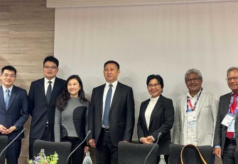(kanan-kiri) Direktur Keuangan & Manajemen Risiko Telkom Heri Supriadi, Direktur Network & IT Solustion Telkom Herlan Wijanarko, Direktur Enterprise Business Telkom FM Venusiana beserta jajaran manajemen Huawei dalam acara penandatanganan kerja sama untuk percepatan adopsi pemanfaatan Artificial Intellingence (AI) untuk dunia usaha antara Telkom dan Huawei, dalam acara Mobile World Congress 2024 di Barcelona, beberapa waktu lalu.