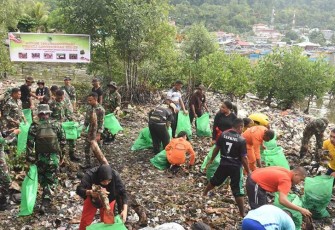 Kodam XVIII/Kasuari Karbak Bersihkan Pesisir Pantai Sawaibu