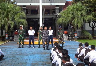 Danlanal Cilacap Kolonel Laut (P) Bambang Subeno, saat memberikan pengarahan dan motivasi kepada ratusan Calon Prajurit Bintara (Caba) Pria/Wanita  dan Calon Prajurit Tamtama (Cata) TNI AL Gelombang I TA. 2024, di Mako Lanal Cilacap, (05/01/2024).