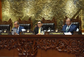 Wakil Ketua DPR RI Adies Kadir memimpin jalannya rapat paripurna pengesahan RUU DKJ di Gedung Nusantara II DPR RI, Senayan, Jakarta, Selasa (19/11/2024).