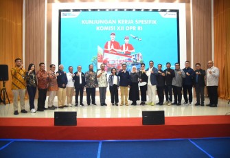 Wakil Ketua Komisi XII DPR RI, Bambang Haryadi, dalam foto bersama usai memimpin pertemuan dengan jajaran direksi TBBM Kertapati di Palembang, Sumatera Selatan, Jumat (8/11/2024).