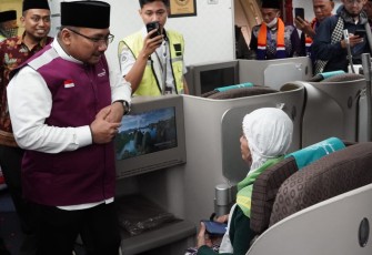 Menag Yaqut Cholil Qoumas saat berdialog dengan jemaah haji kloter pertama 