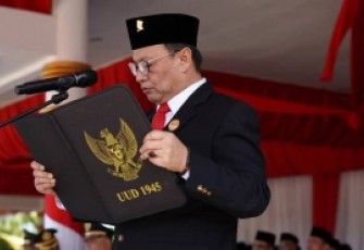 Ketua DPRD BS Barli Halim saat mengikuti upacara Peringatan Hari Kemerdekaan Republik Indonesia, Sabtu, 17 Agustus 2024.