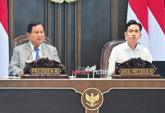 Presiden RI Prabowo Subianto didampingi Wakil Presiden RI Gibran Rakabuming Raka, bertempat di Ruang Sidang Kabinet Kantor Presiden, Istana Kepresidenan, Jakarta Pusat, Rabu (6/11/2024).