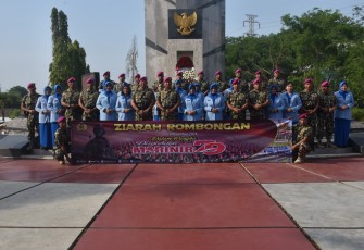 Foto bersama, seluruh jajaran Korps Marinir di wilayah Surabaya melaksanakan Ziarah Rombongan di Taman Makam Pahlawan (TMP) 10 November Mayjen Soengkono, Jalan Mayjen Sungkono, Surabaya, Kamis (07/11/2024).