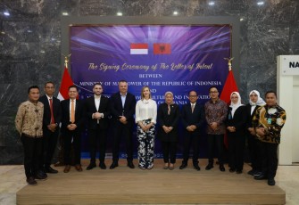 Menaker Ida Fauziah foto bersama dengan pemerintah Albania di Jakarta 