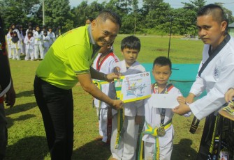 Sekretaris Daerah Drs. Rachmat Riyanto, S.T., M.AP., menyerahkan medali dan piagam atas prestasi Atlit Taekwondo Bengkulu Tengah yang meraih prestasi pada Kejuaraan Taekwondo Open Turnamen Piala Bupati Kabupaten Seluma tahun 2024 yang berlangsung Halaman Denzipur 14 Gana Bhadrika Bengkulu Tengah