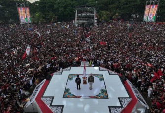 Ganjar dalam orasinya di Hajatan Rakyat Banyuwangi, yang berlangsung di lapangan Ruang Terbuka Hijau (RTH) Maron, Banyuwangi, Jawa Timur, Kamis (8/2).