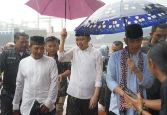 Cawapres Gibran Rakabuming Raka dalam apel akbar kebangsaan yang digelar di stadion Jember Sport Garden Jember, Rabu 10 Januari 2024.